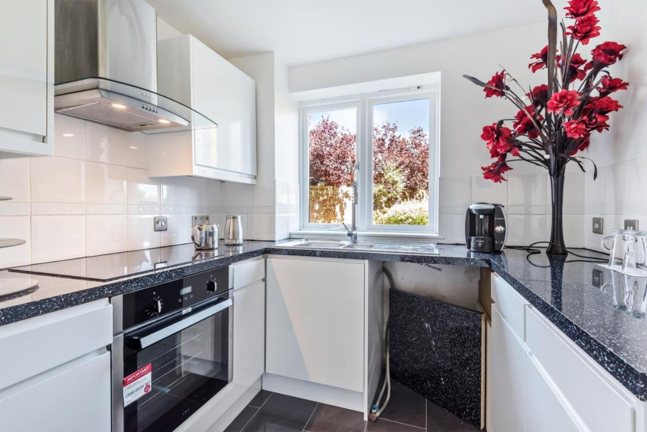 2 Bed Flat, Dedicated Workspace, Parking, 4Ktv Londra Exterior foto
