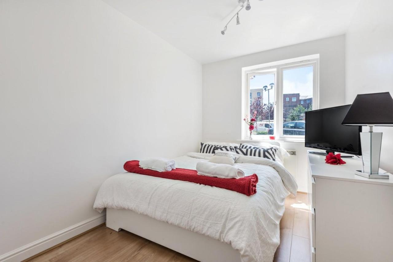 2 Bed Flat, Dedicated Workspace, Parking, 4Ktv Londra Exterior foto