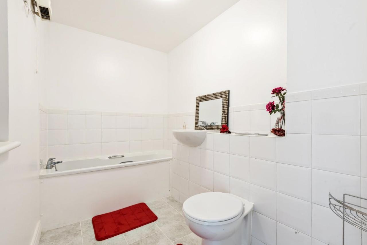 2 Bed Flat, Dedicated Workspace, Parking, 4Ktv Londra Exterior foto