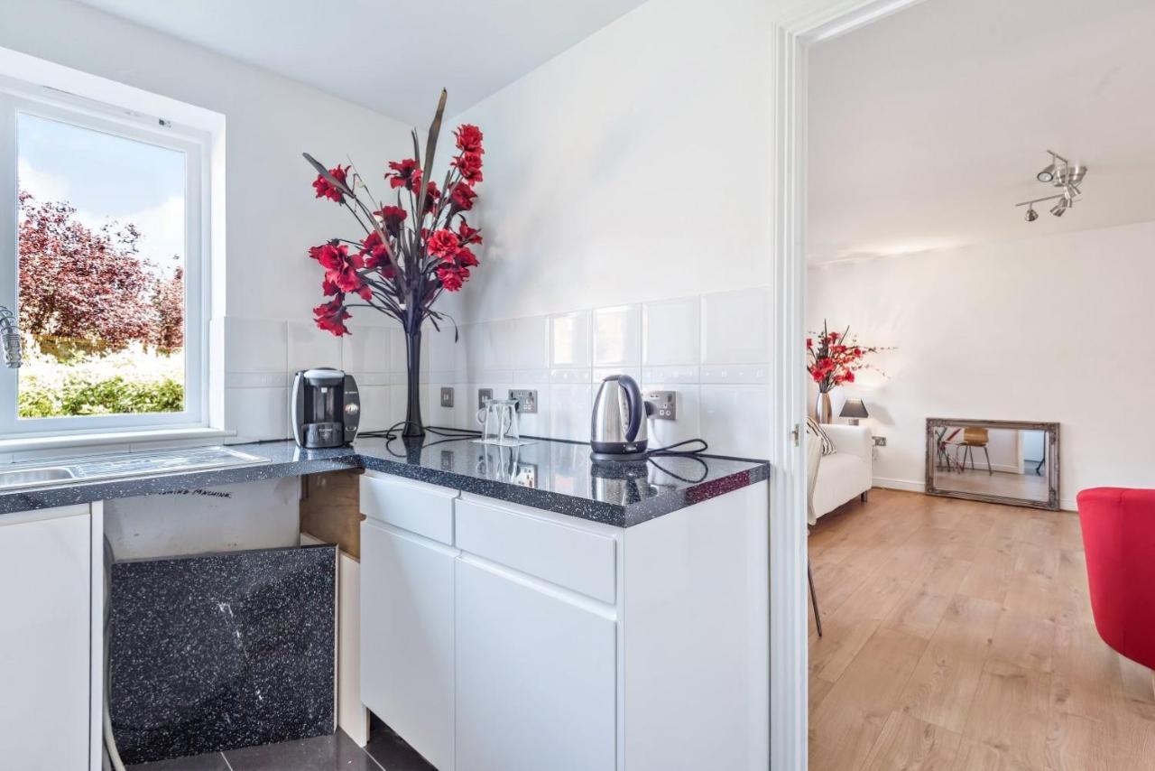 2 Bed Flat, Dedicated Workspace, Parking, 4Ktv Londra Exterior foto