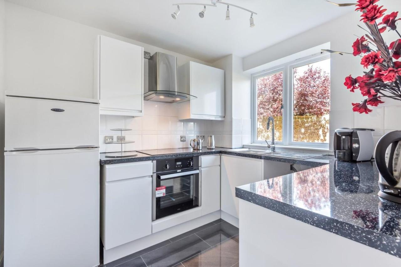 2 Bed Flat, Dedicated Workspace, Parking, 4Ktv Londra Exterior foto