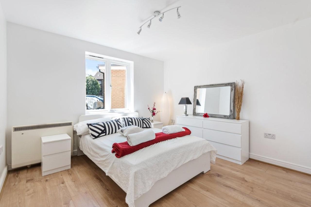 2 Bed Flat, Dedicated Workspace, Parking, 4Ktv Londra Exterior foto